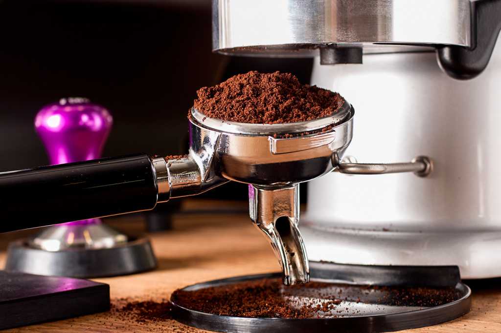 Кофеварка – незаменимый помощник в приготовлении натуральных продуктов из кофейных зерен Особенно если это эспрессо С помощью указанного аппарата у нас есть