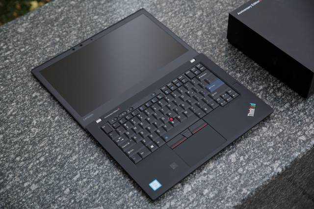 Компания Lenovo сообщила о презентации нового ноутбука восьмого поколения который уже появился на территории Европы Речь идет о модели серии ThinkPad X1 Carbon