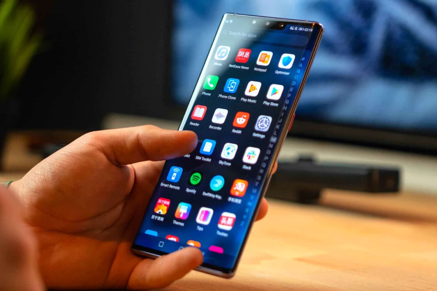 Гонимый америкой huawei прорвался на первое место в мире по продажам смартфонов