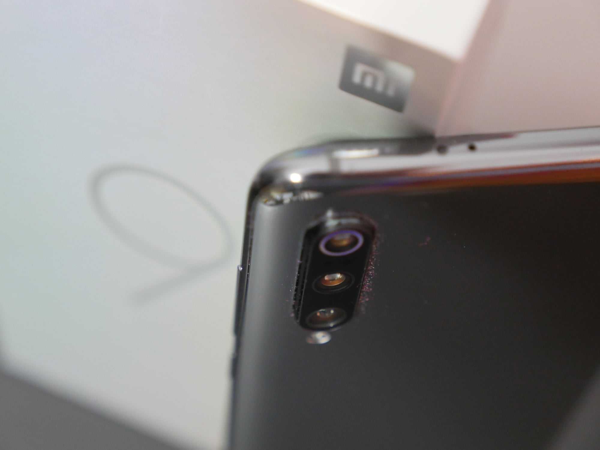 Xiaomi выпустила первый смартфон с «бесконечным» дисплеем и камерой на 108 мп. видео