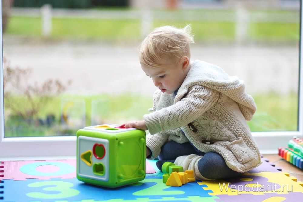 73 подарка ребенку на 1 год мальчику и девочке: советы по игрушкам