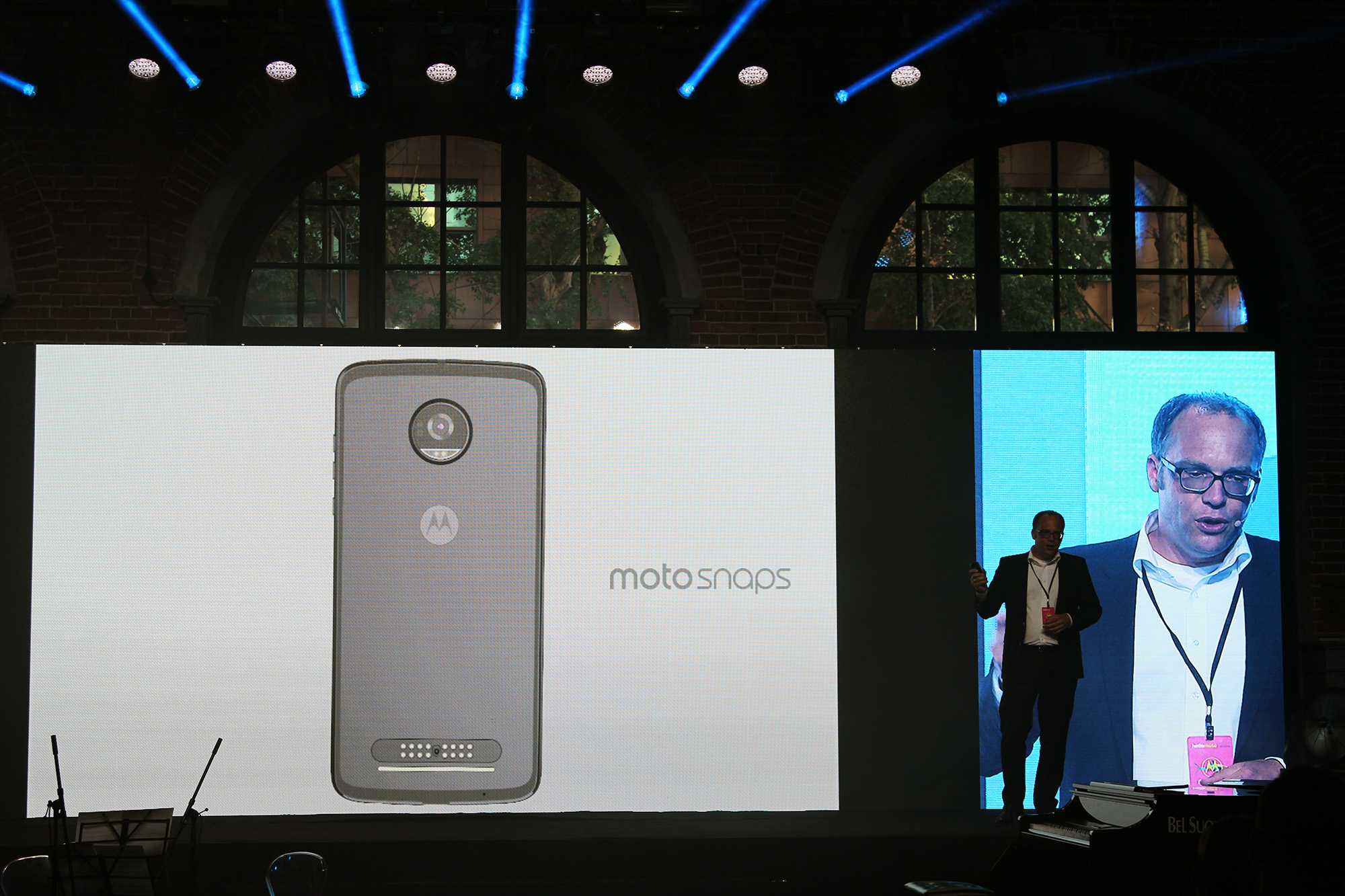 На территории Европы состоялась презентация нового смартфона от Motorola стоимость которого должна составить 300 евро На выбор покупателя предлагаются синий и белый