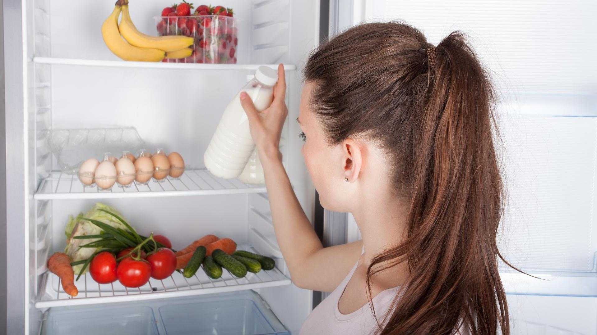 Как убрать, избавиться от запаха в холодильнике дома и на работе