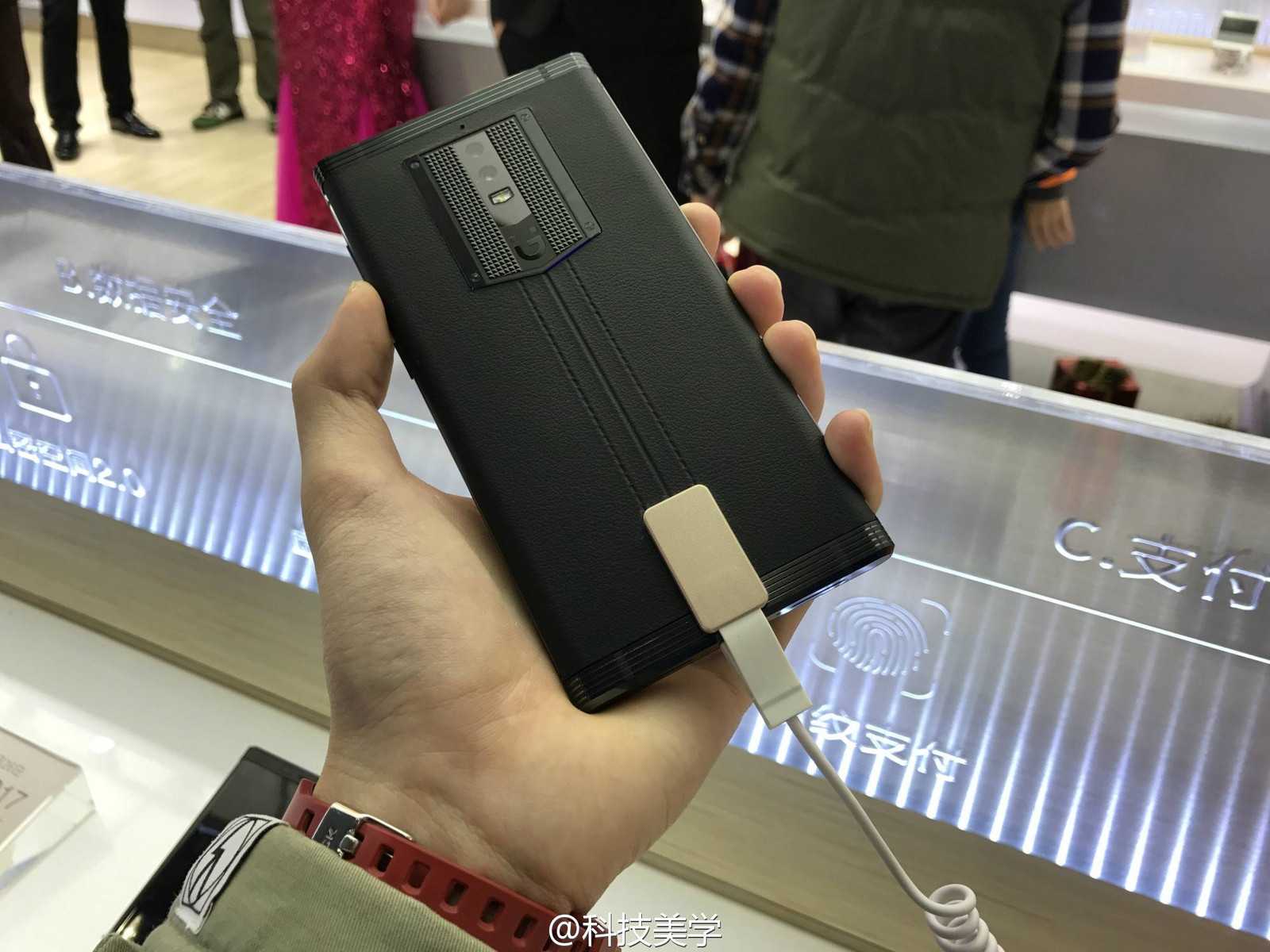 Htc выпустила сверхдешевый смартфон с гигантским аккумулятором. видео - cnews
