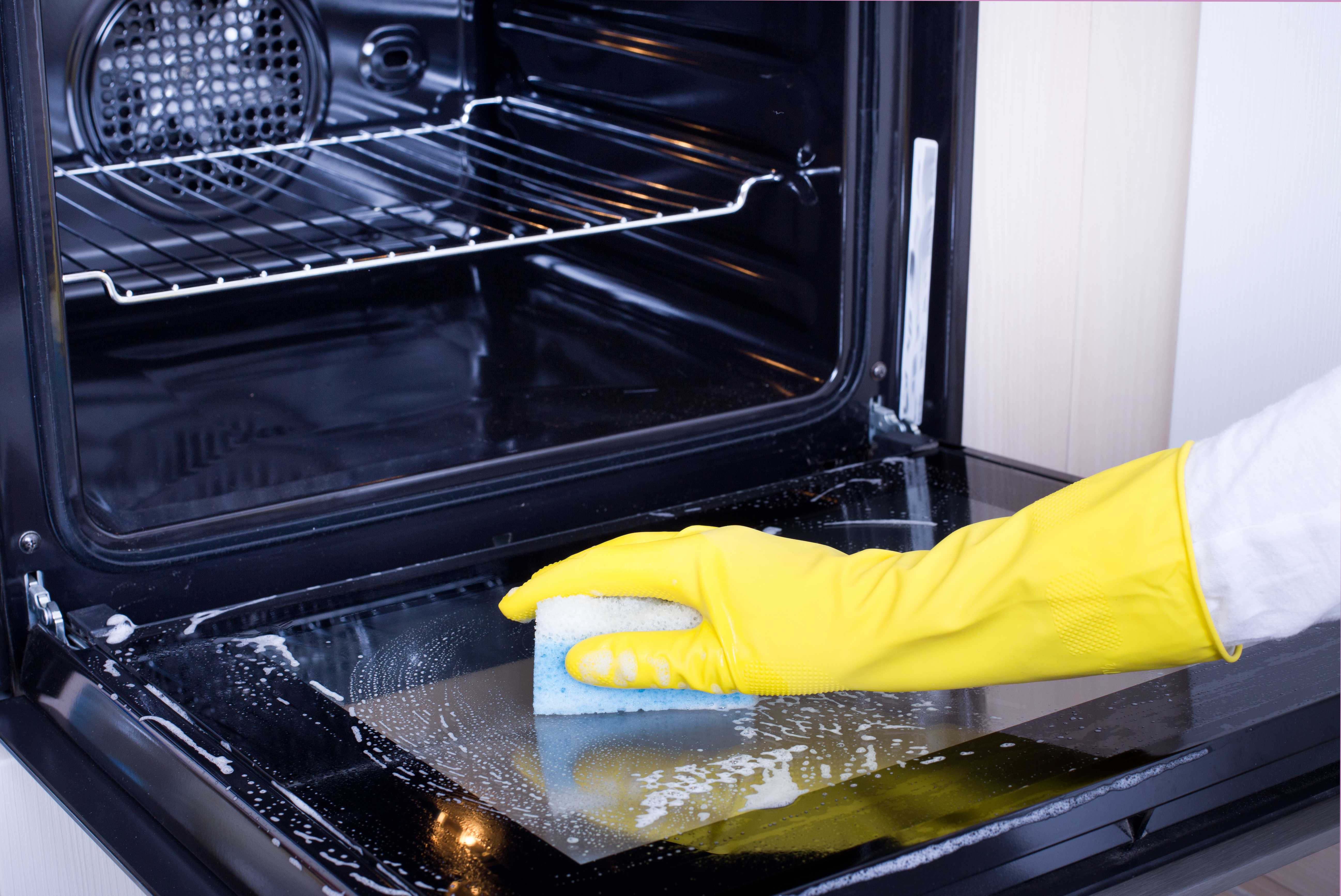 Мы поможем вам очистить духовку от жира и нагара в домашних условиях с применением народных средств и химических растворов