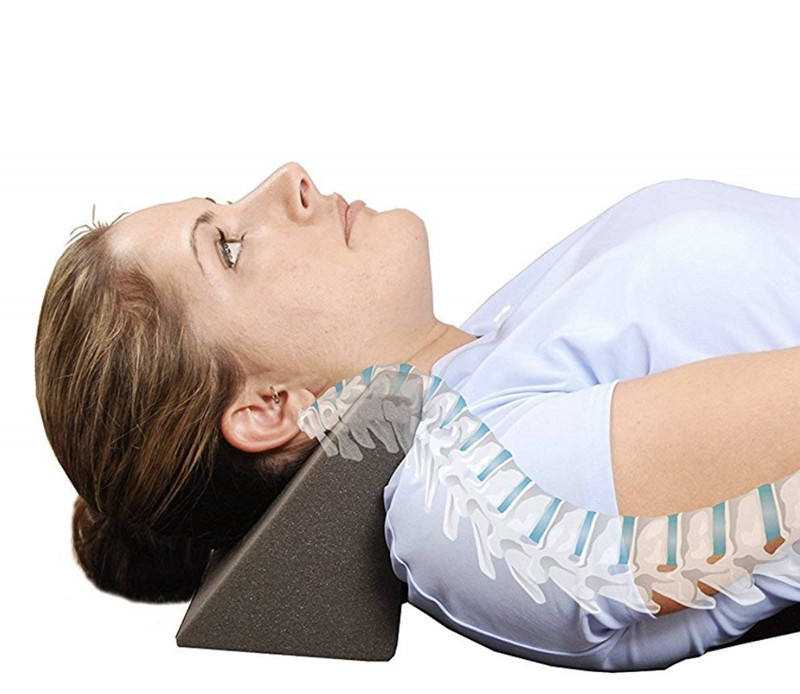 Ортопедическая подушка для сна при остеохондрозе шеи: нужна ли, на какой лучше спать, как выбрать правильную и удобную для этого отдела позвоночника, какова ее цена?