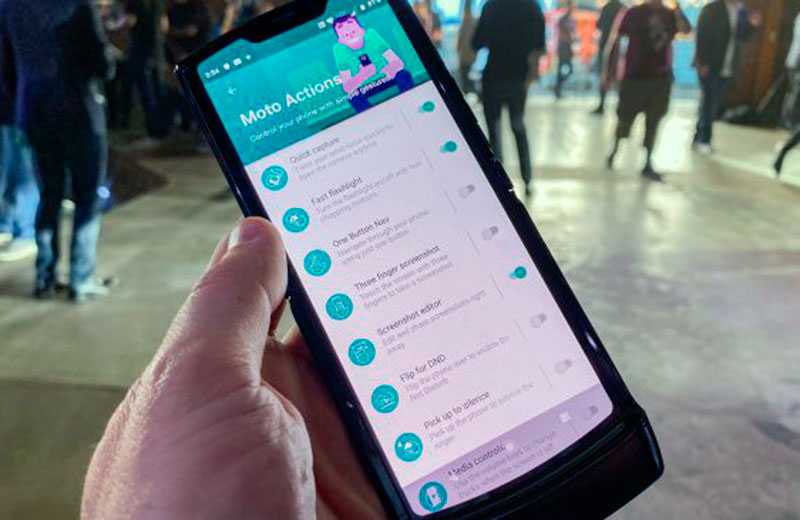 Еще вначале года стало известно что компания Motorola тоже работает над складным смартфоном Razr Ожидалось что новинка будет представлена летом но ожидания