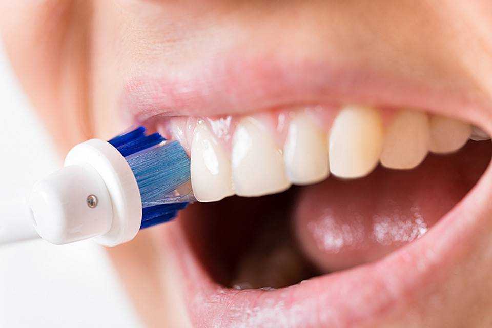 Невзирая на стремительный технологический прогресс самыми эффективными приспособлениями для чистки зубов и ротовой полости остаются зубные щетки Постепенно им на смену