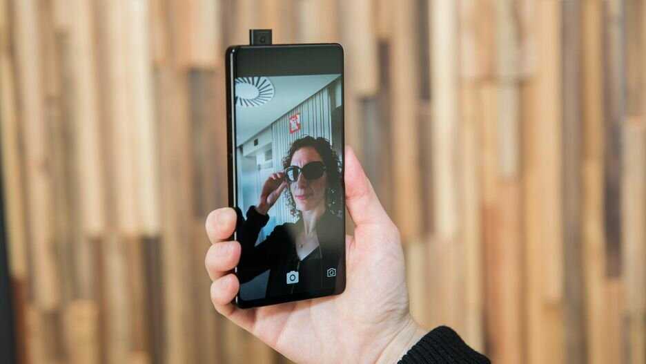 Не успела компания Samsung удивить общественность новым смартфоном Galaxy A80 с выдвижной вращающейся камерой как Asus уже готовит свой ответ По всей видимости