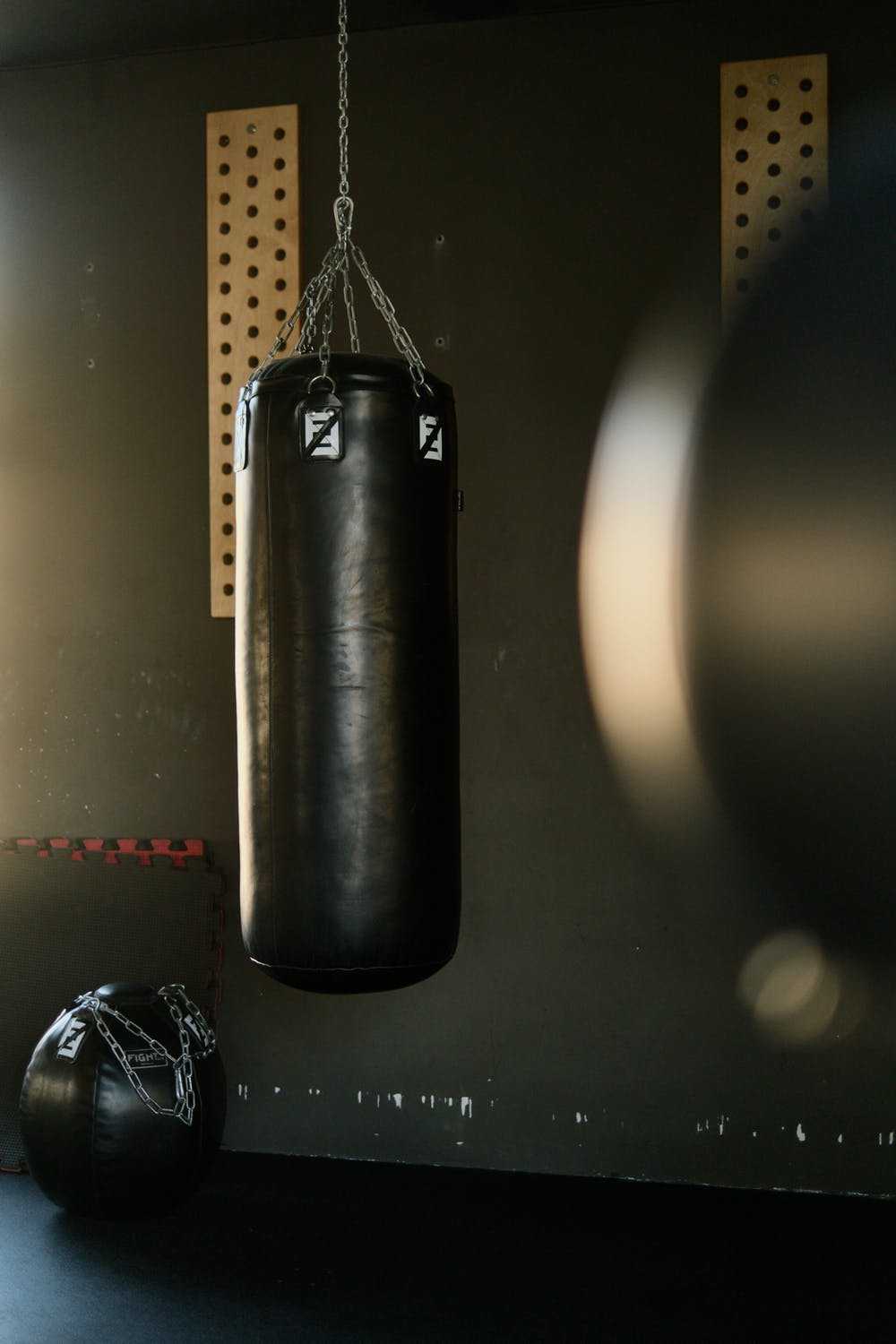 Боксерская груша – как выбрать и сделать своими руками, установка, как бить грушу?