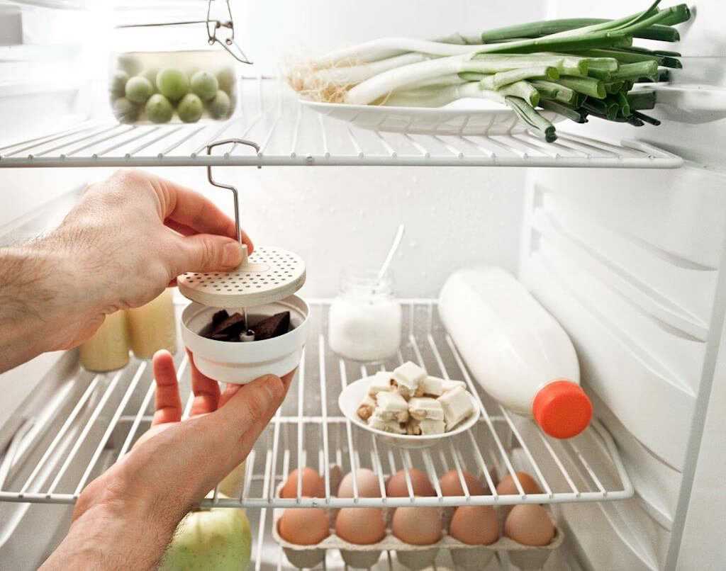 Как быстро и качественно убрать запах из холодильника?