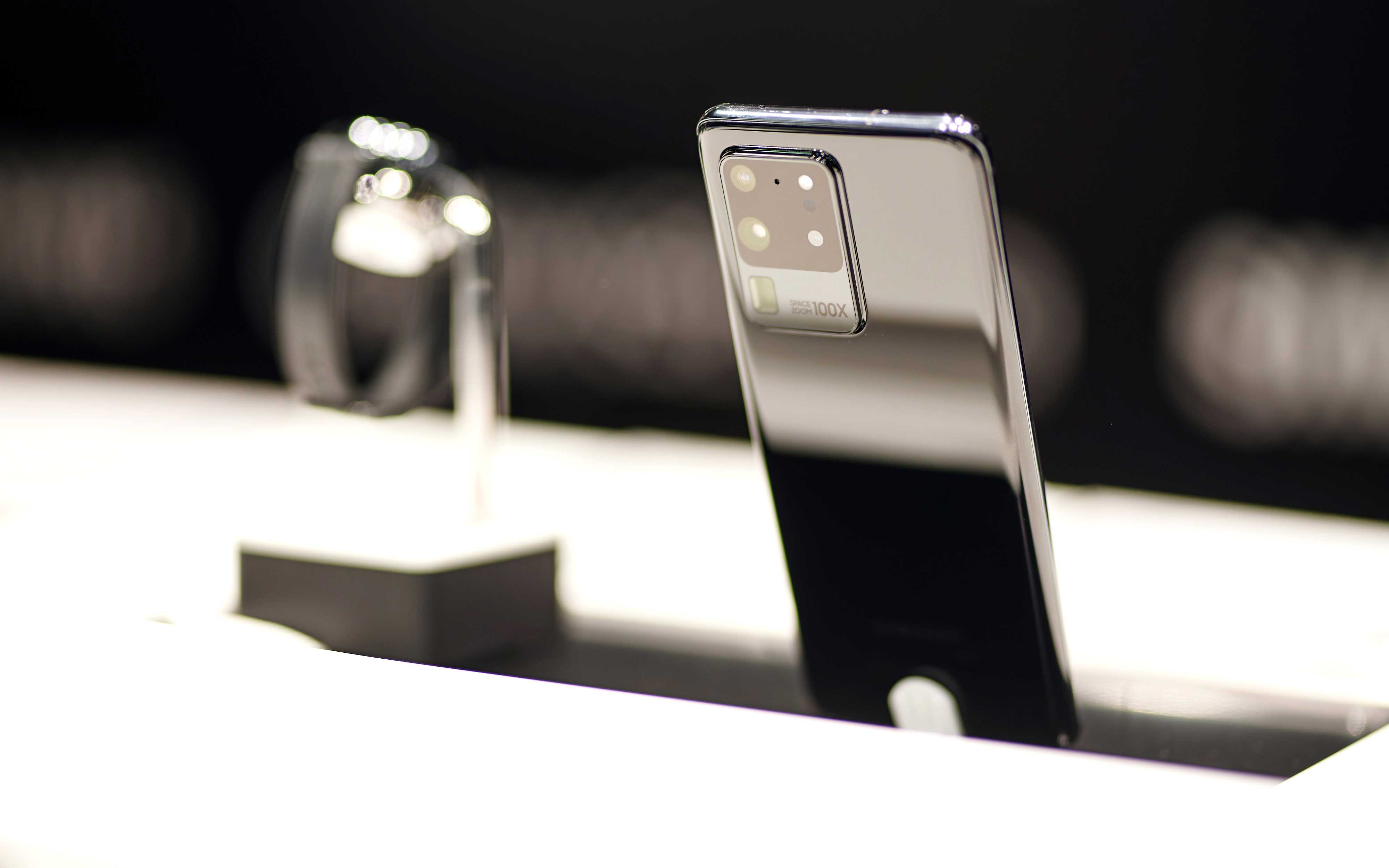 Samsung выпустила гибкий смартфон в новом форм-факторе и три мощных флагмана. цены в россии - cnews