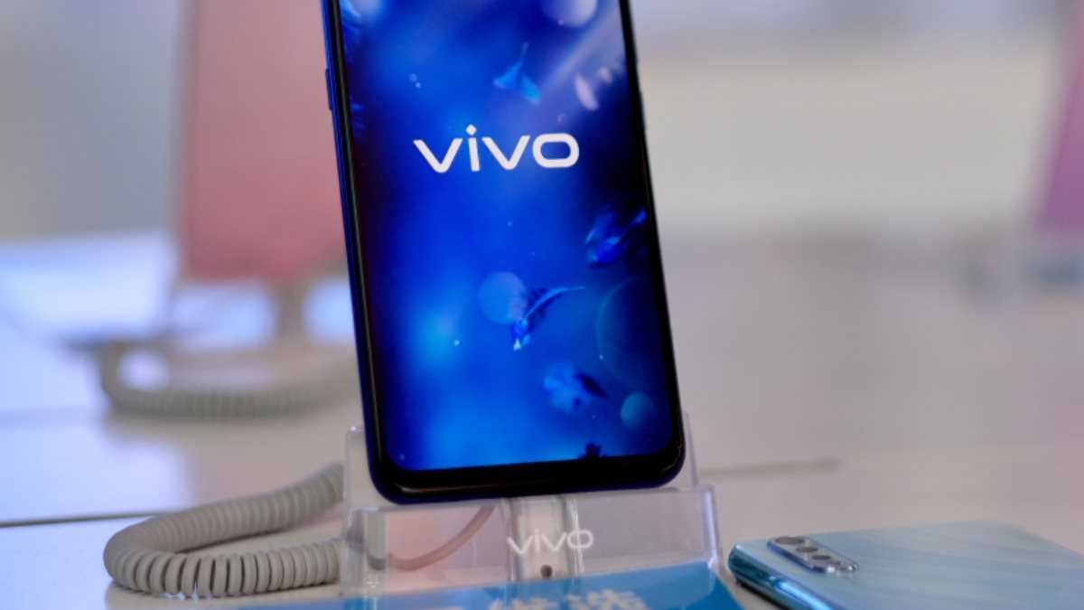 Vivo запатентовал смартфон с вращающимся дисплеем ► последние новости